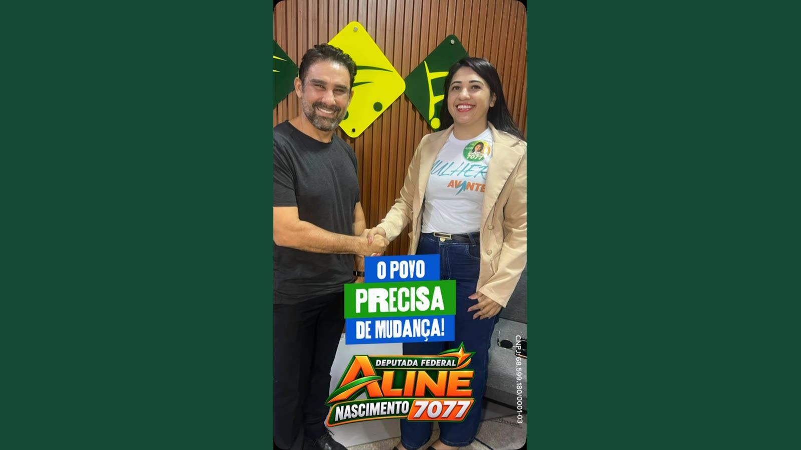Aline Nascimento cumprimenta Márcio Ferreira em registro da campanha