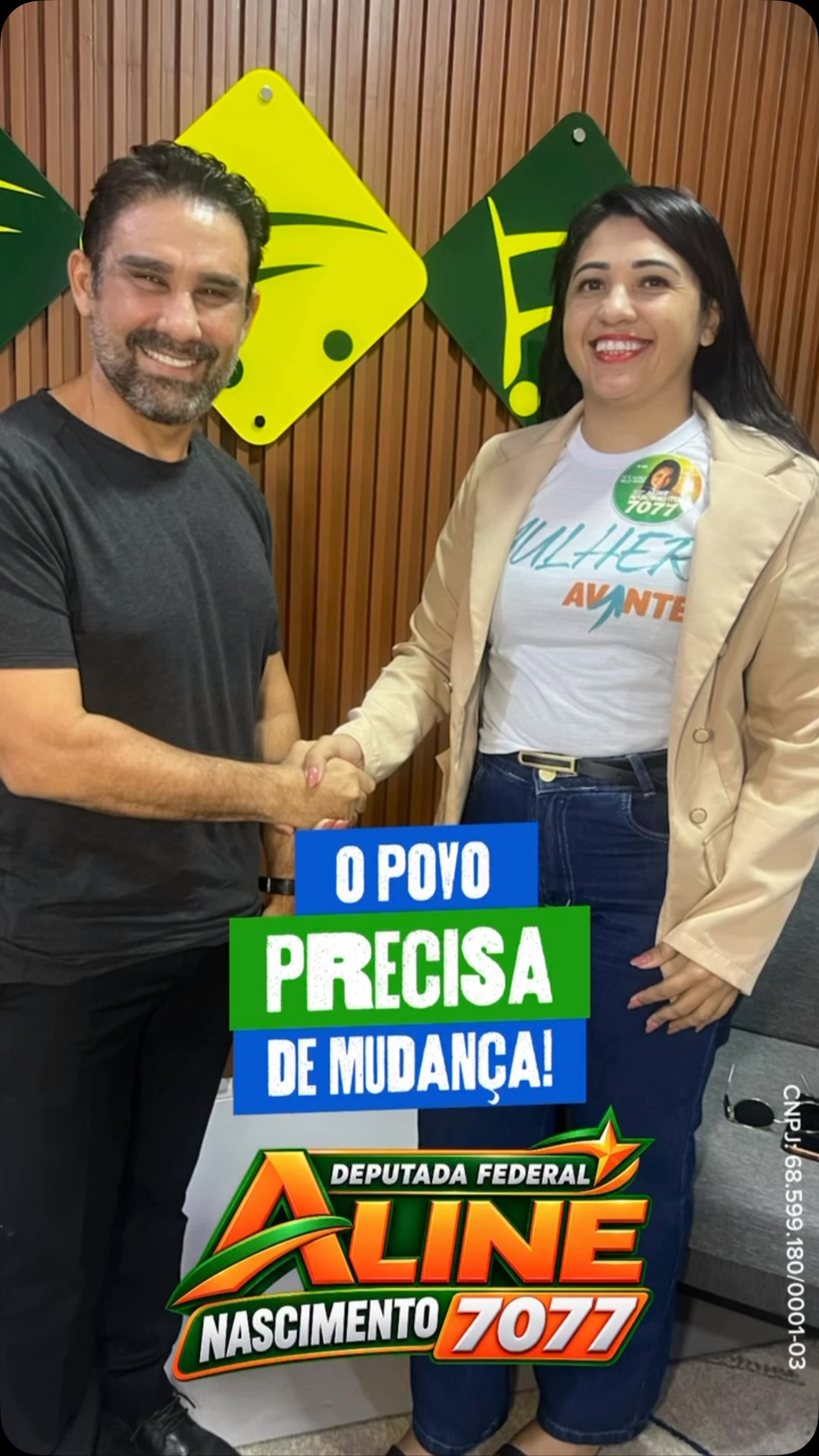 Aline Nascimento cumprimenta Márcio Ferreira em registro vertical