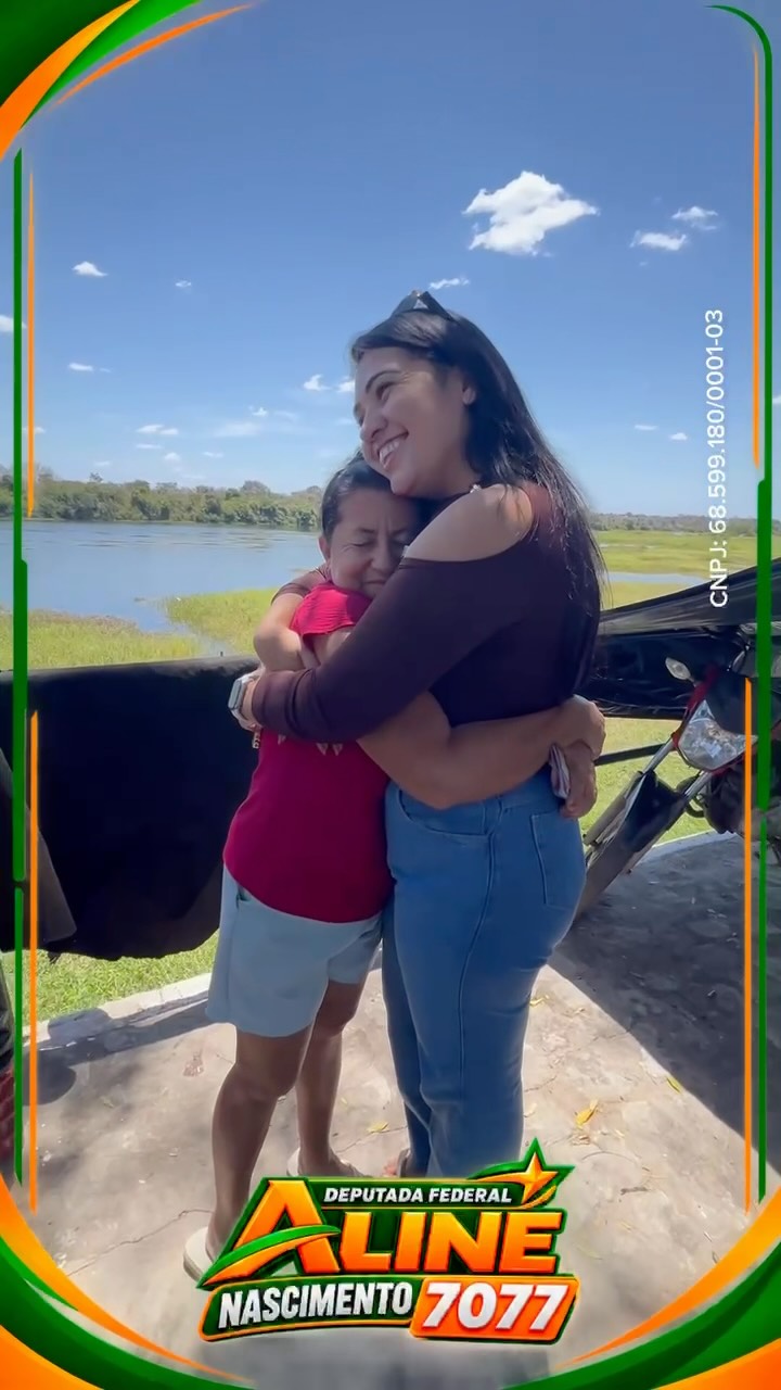 Aline Nascimento abraça uma criança em registro vertical